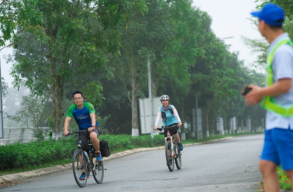 Mục kích đường chạy marathon Hoa vàng trên cỏ xanh Ecopark